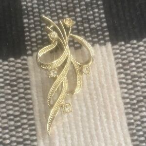 Elegant Gold Brooch for Women